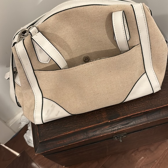 Women’s cream and off-white shoulder bag by London Fog. - Picture 5 of 5